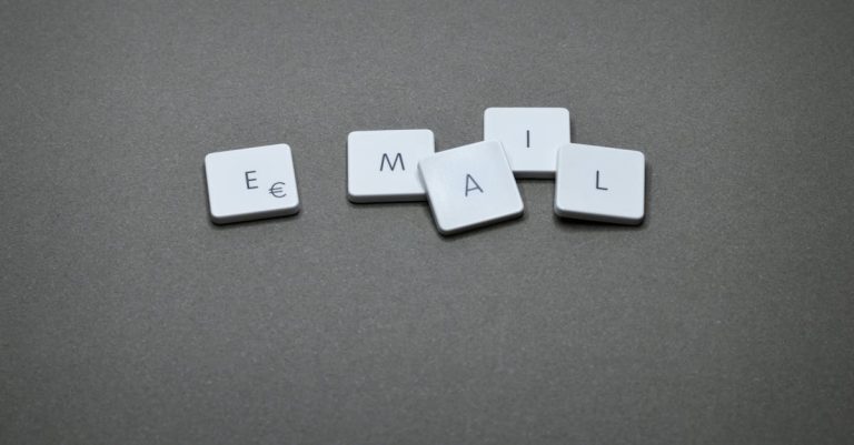 découvrez comment l’email segmentation permet de cibler efficacement vos campagnes marketing en personnalisant vos messages pour améliorer l’engagement et augmenter le taux de conversion.