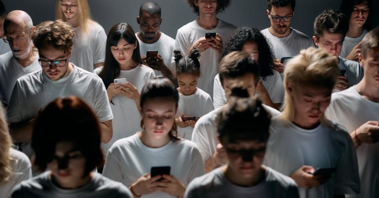 découvrez l'impact des réseaux sociaux sur la société, les entreprises et les comportements individuels, et comment optimiser leur utilisation pour un effet positif.