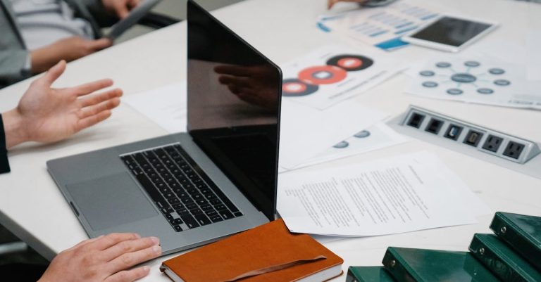 découvrez nos services de community management pour dynamiser votre présence en ligne, engager votre audience et construire une communauté fidèle autour de votre marque.