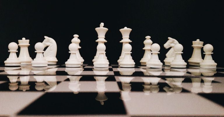 découvrez les meilleurs outils d'intelligence compétitive pour analyser le marché, surveiller vos concurrents et optimiser votre stratégie business.