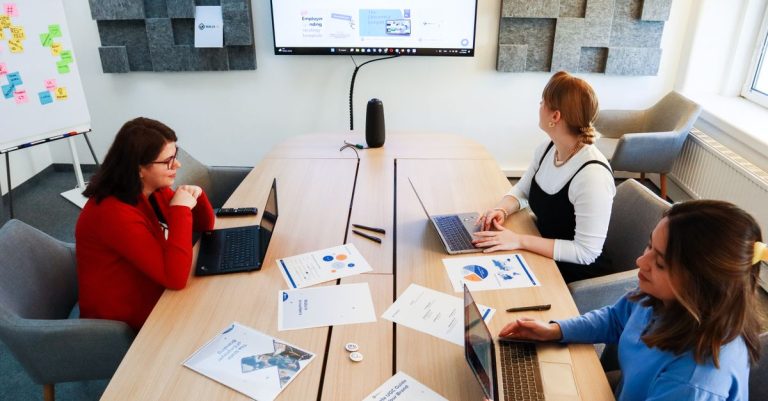 consultant en stratégie digitale expert, accompagne les entreprises dans leur transformation numérique pour optimiser leur présence en ligne et leur performance.