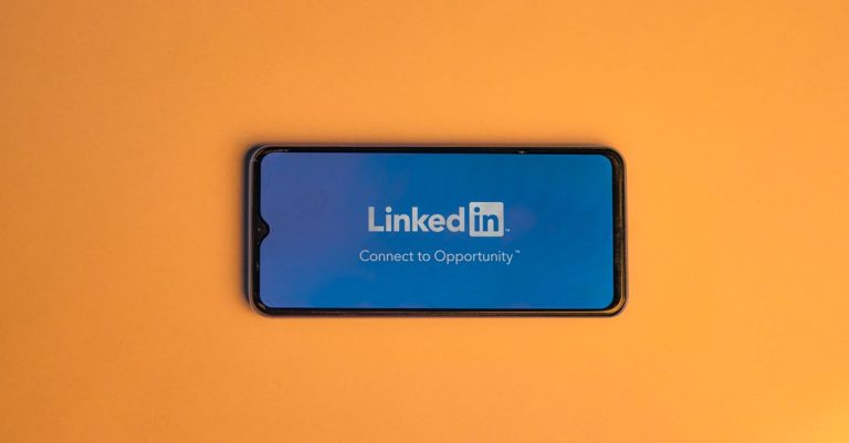 découvrez comment créer un carrousel linkedin attrayant pour maximiser l'engagement et valoriser votre contenu professionnel.