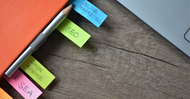 semrush est une plateforme complète de marketing digital offrant des outils pour le seo, la publicité en ligne, l'analyse de la concurrence et l'optimisation de contenu afin d'améliorer la visibilité et la performance de votre site web.