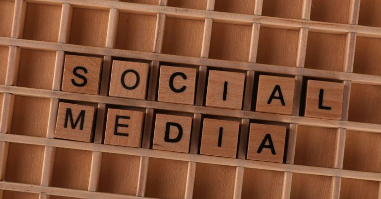 découvrez comment les réseaux sociaux influencent nos vies, façonnent les opinions et transforment le paysage de la communication moderne.
