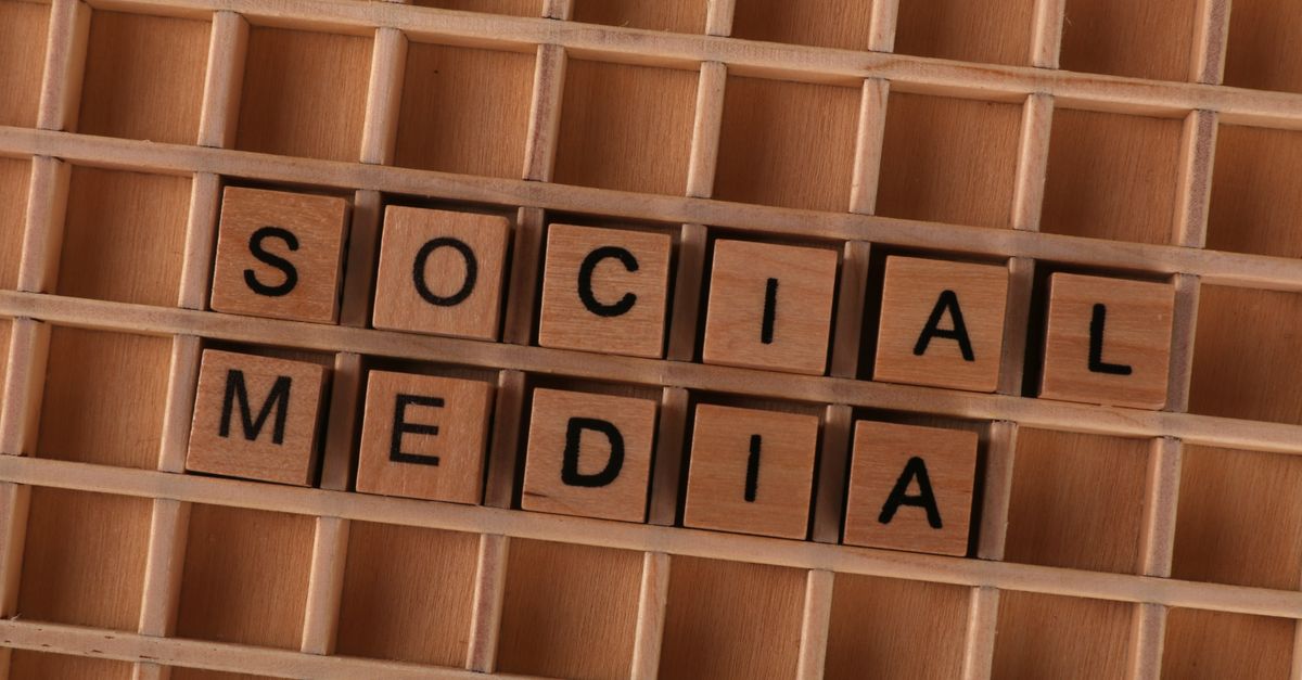découvrez comment les réseaux sociaux influencent nos vies, façonnent les opinions et transforment le paysage de la communication moderne.