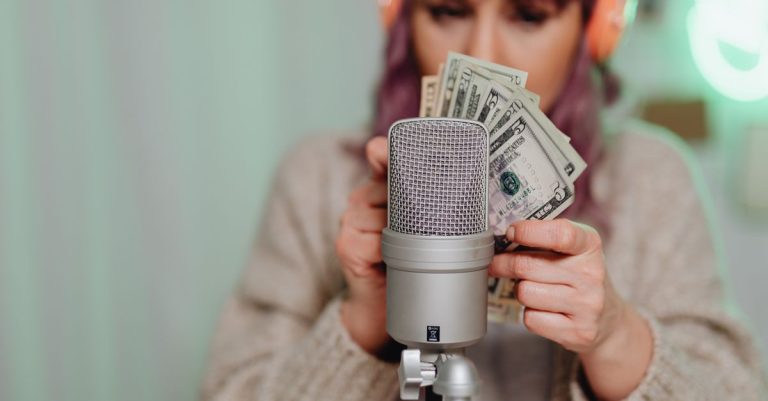 découvrez combien gagnent les youtubers, les méthodes de monétisation et les revenus moyens selon le nombre d'abonnés et de vues.