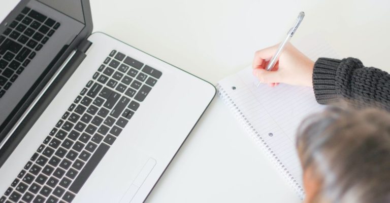 découvrez les techniques de copywriting pour créer des textes percutants et augmenter l'engagement de votre audience.